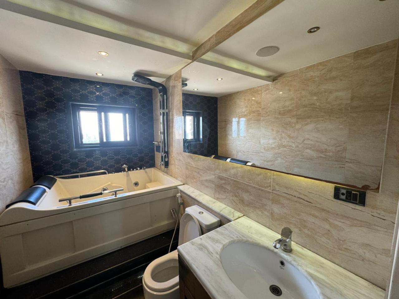 Private Jacuzzi 2br Nile Corniche Maadi * Cairo