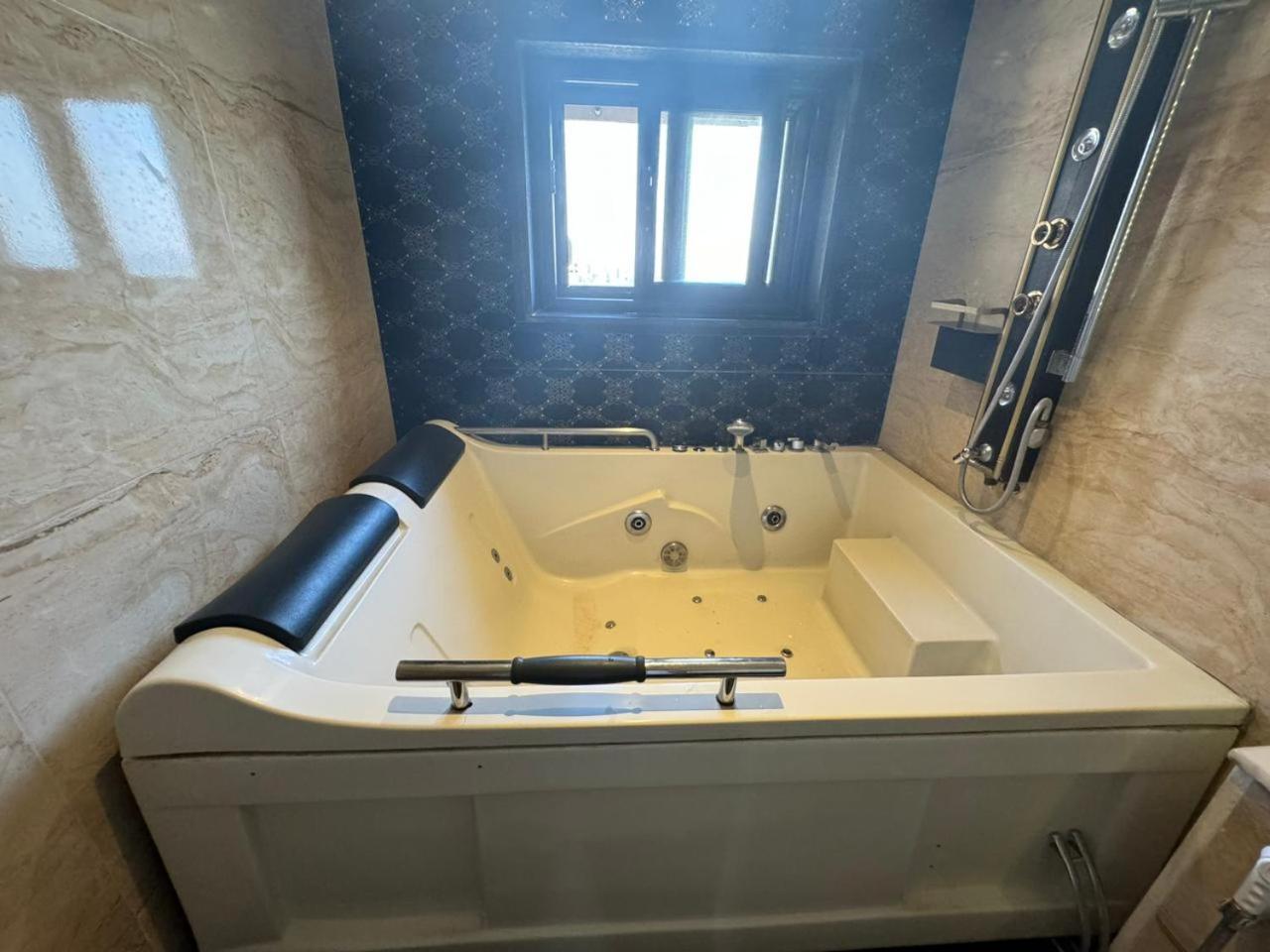 Private Jacuzzi 2br Nile Corniche Maadi Apartamento
