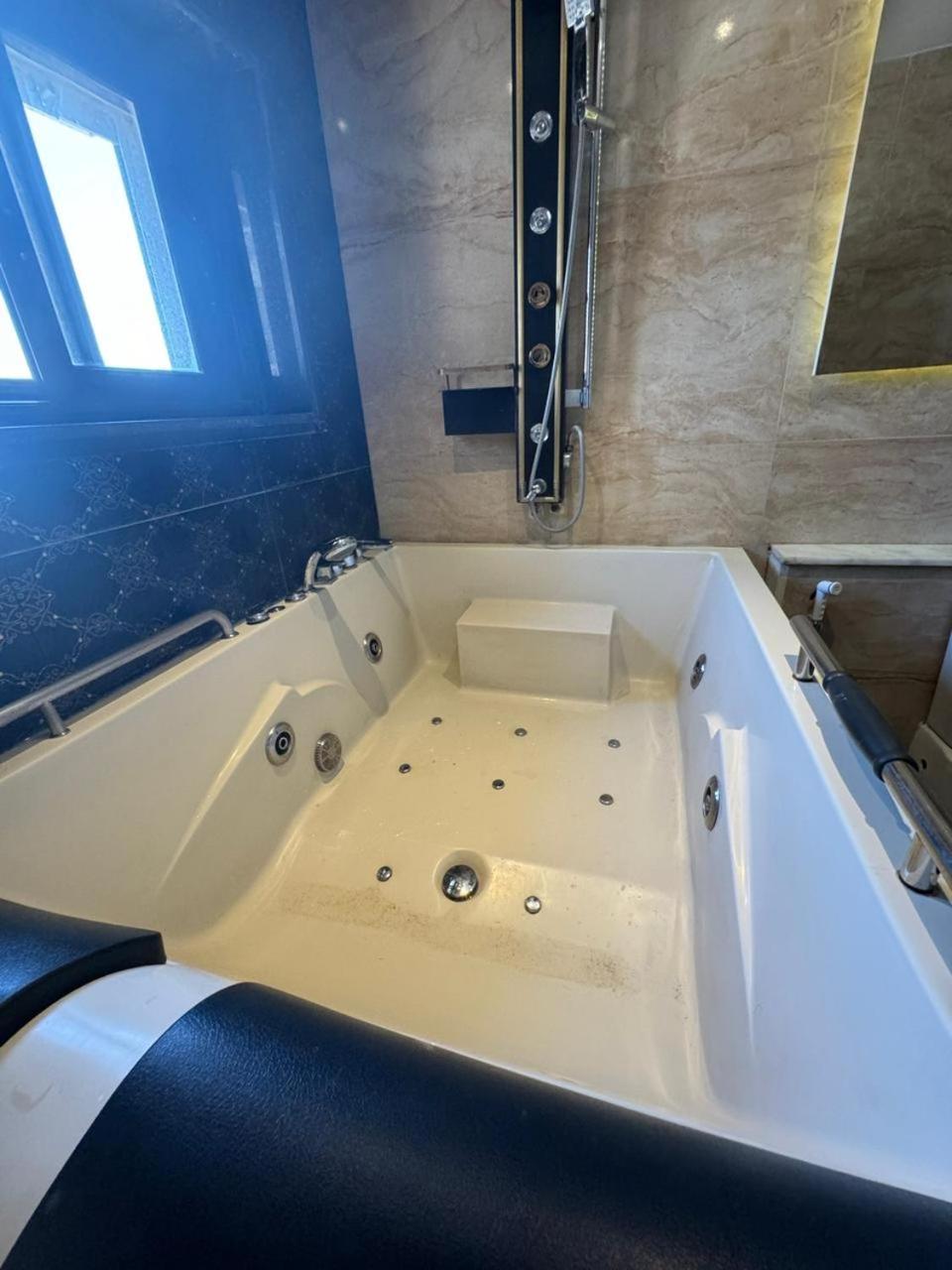 Private Jacuzzi 2br Nile Corniche Maadi